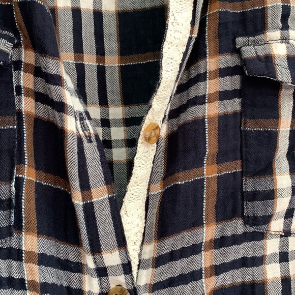 LIKE NEW PLAID FLANNEL - Picture 4 of 5